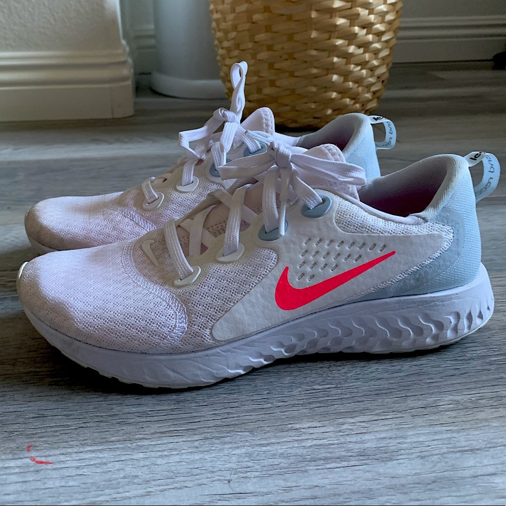 Women’s Nike Legends react size 8